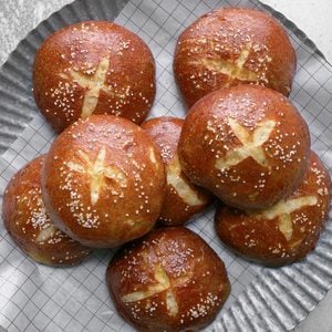 Homemade Pretzel Buns Exps Tohvp25 279834 Mr 05 07 1
